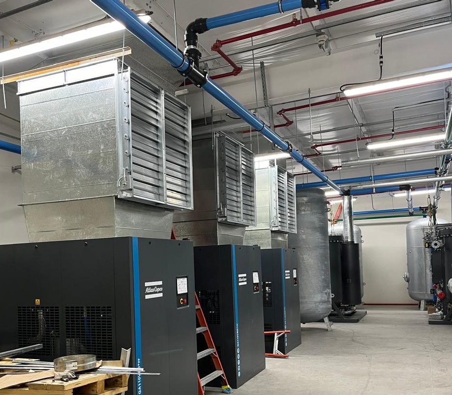 Equipos HVAC industriales con ductería metálica y sistema de ventilación en área técnica