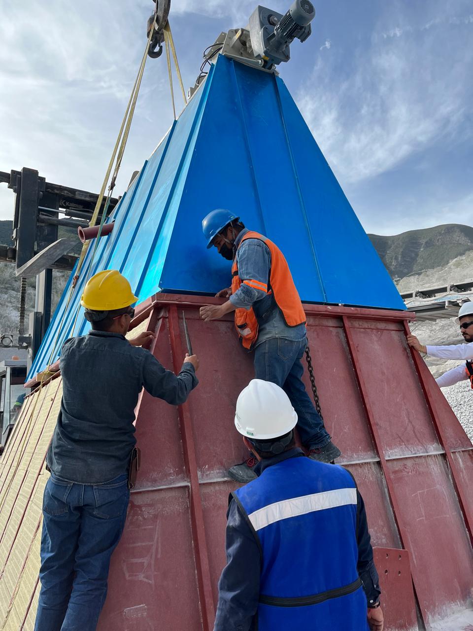 Montaje de estructura y componente industrial durante maniobra de instalación en proyecto especial
