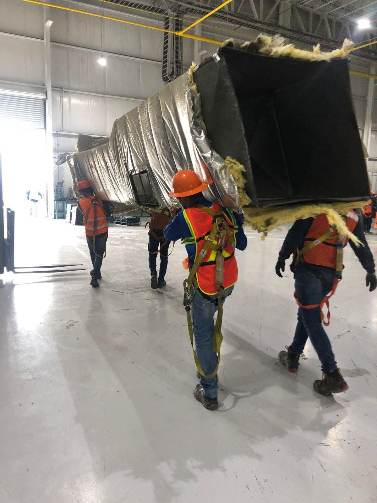 Personal técnico en recorrido de supervisión dentro de instalación industrial